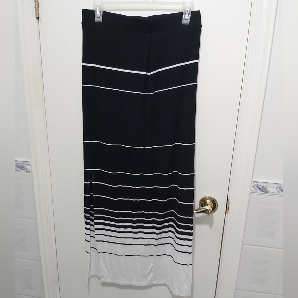 🤯 2/$15 Striped Black and White Maxi Skirt with Slit Size Small (S)+